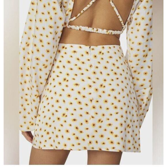 WeWoreWhat Mini Slip Skirt Floral Ditsy Daisies Ivory Medium - Picture 2 of 4